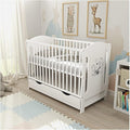Baby Delux Lit bébé 60 × 120 cm blanc – Convertible en lit junior, tiroir, matelas, motif ourson à bascule
