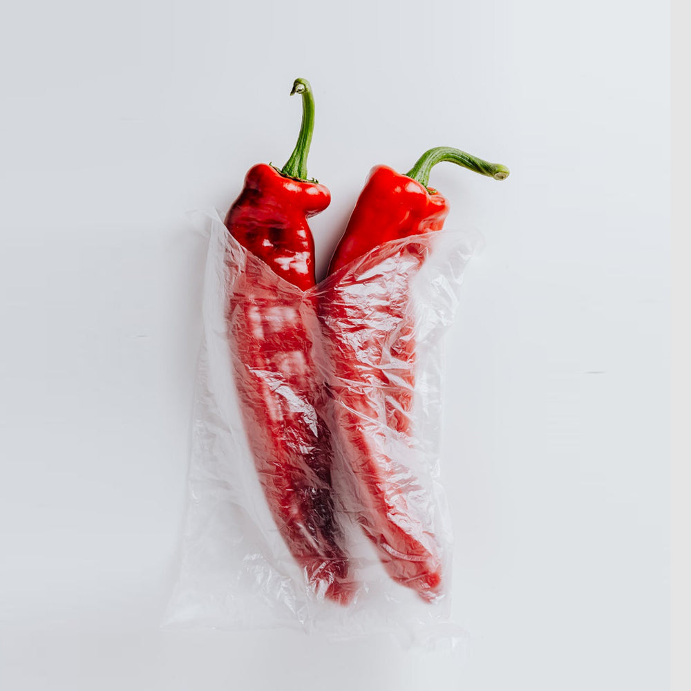 Piments rouges cueillis à la main